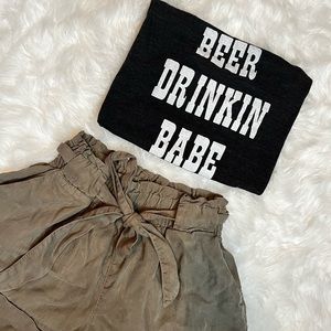 Charcoal beer drinkin babe tee full length